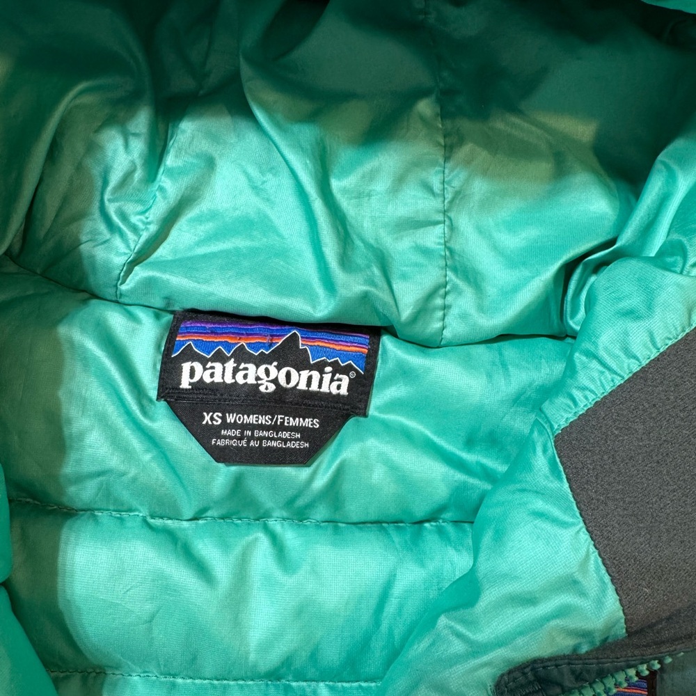 Patagonia Women's Teal Puffer Jacket with Hood - Picture 4 of 10